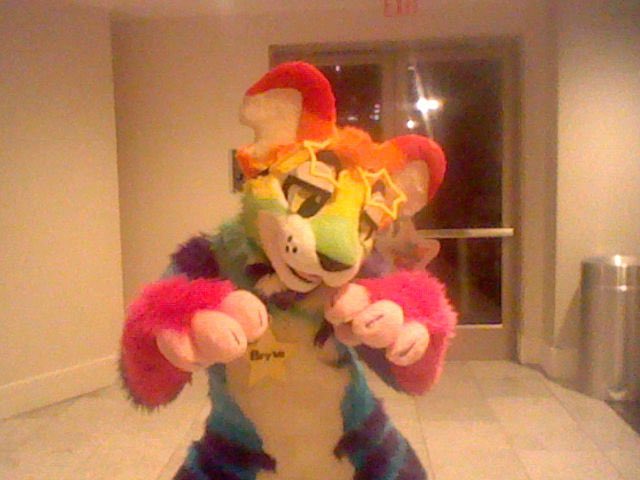 The dazzling hues of this colorful plushie are sure to put a smile on the face of anyone who stumbles upon him. And just look at that pose along with his star glasses. Now that’s a Kougra with some NeoStyle! 🌈Happy Birthday Bryte!🎈 @halfofacat Pictures taken with a 2DS at FWA