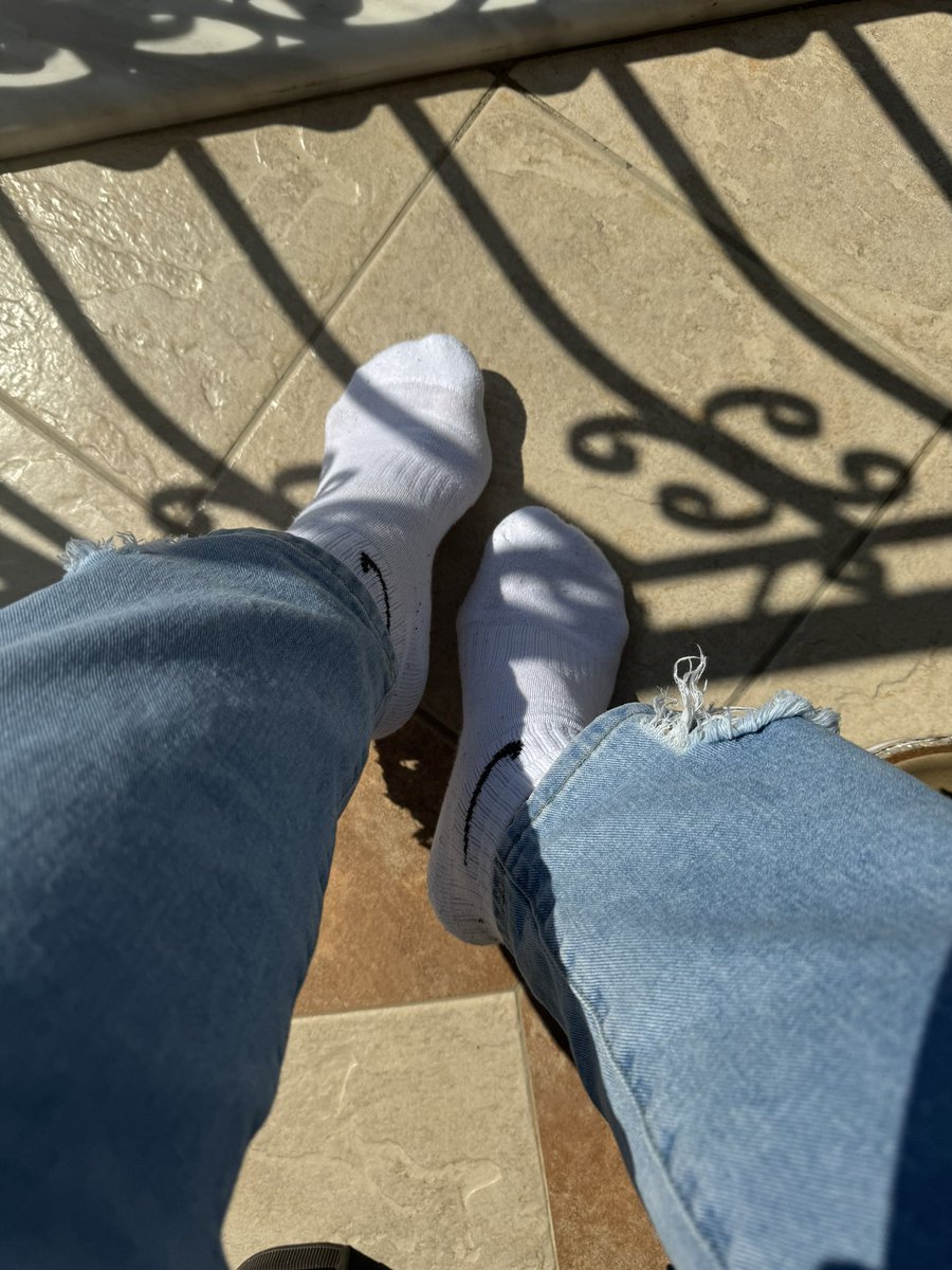 Urlaubs-Socken, 

Ich war heute viel unterwegs im Griechenland, meine Socken sind genau jetzt richtig für dich! Knie dich nieder und küsse meine Füße. Na duften sie? 

#geldherrin #telefonherrin #socken #socks #füße #domme #femdom #bdsm #weißesocken