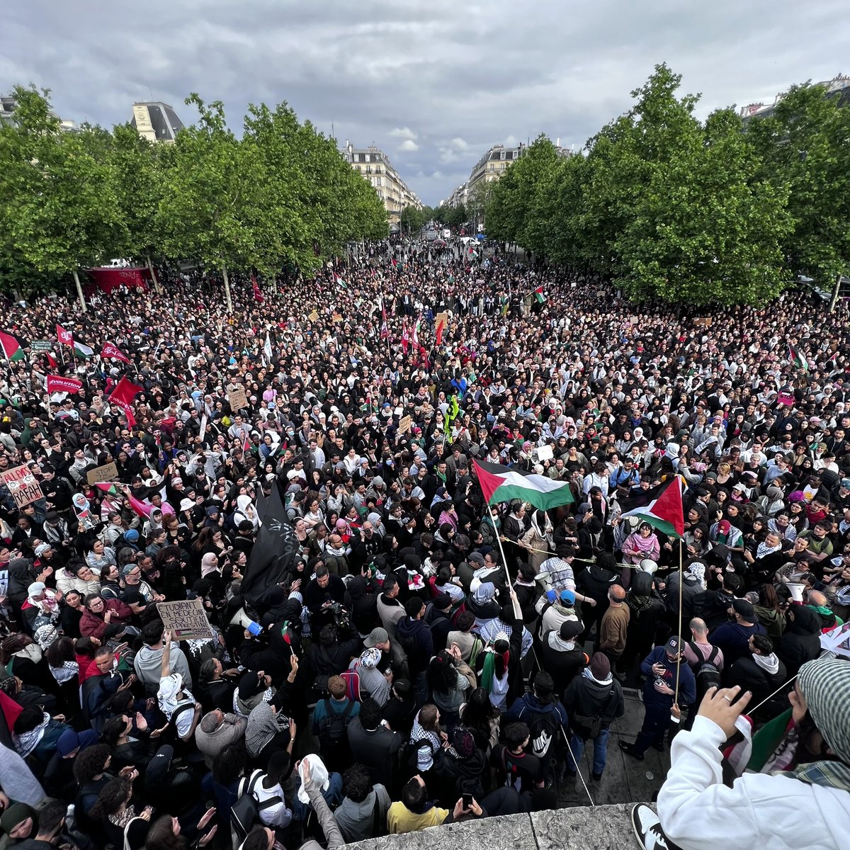 Ilangabet's tweet photo. Pour le deuxième soir de suite des dizaines de milliers de Français se sont rassemblés place de la république en soutien au peuple palestinien.

Vive cette France, vive notre France 🇫🇷 https://t.co/Wl9WDGuPb6