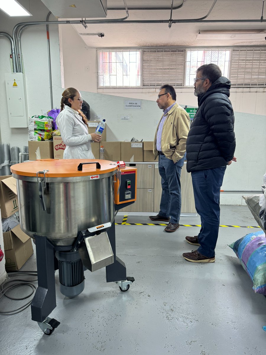 ⭕ 🇨🇴  ¡Estamos en Colombia! Visitamos el primer laboratorio de #economíacircular de ese país, ubicado en el Servicio Nacional de Aprendizaje (SENA). Este espacio está dedicado a la formación, certificación e investigación en reciclaje, y a la innovación en economía circular.