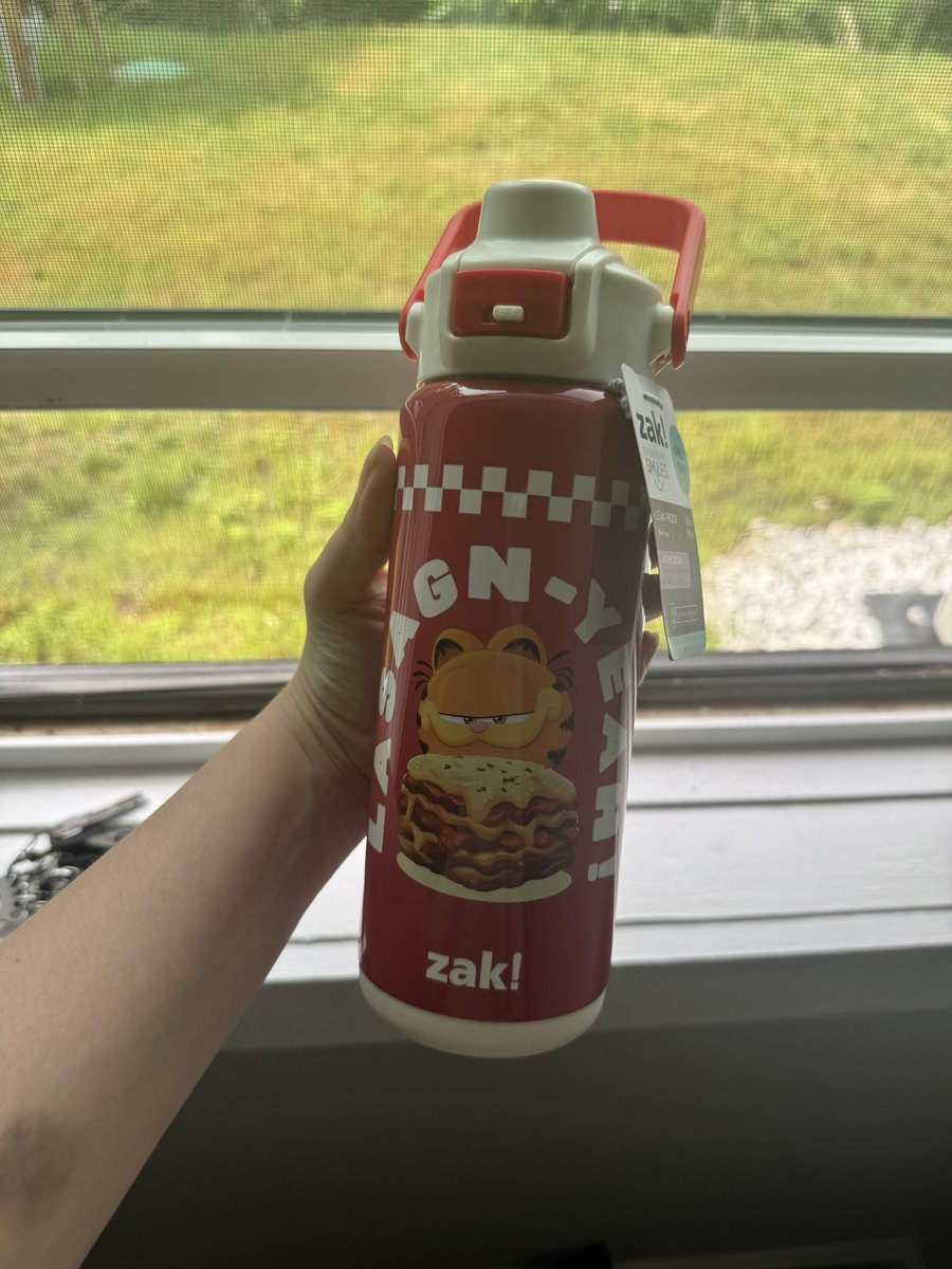 tinybabyidiot's tweet photo. Got this cool ass water bottle and didn’t even notice it’s got my fuckin catchphrase on the back https://t.co/DCREI5GCVu