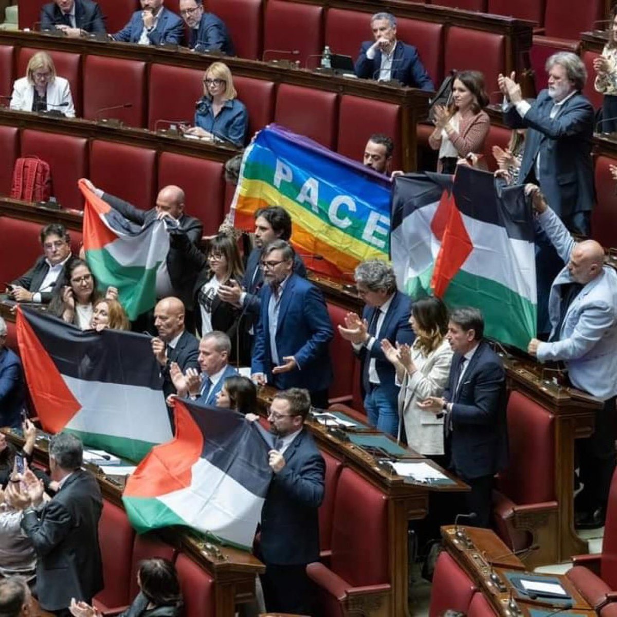 🇮🇹🇵🇸 FLASH | Plusieurs députés italiens ont brandi des drapeaux palestiniens et de la paix aujourd’hui au Parlement italien. (AFP)