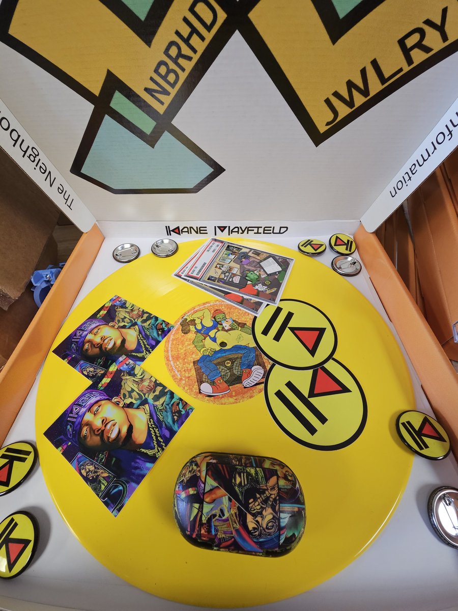 In the next few days a lot of you guys will be receiving #box

Please take a picture of it and let me know what you think