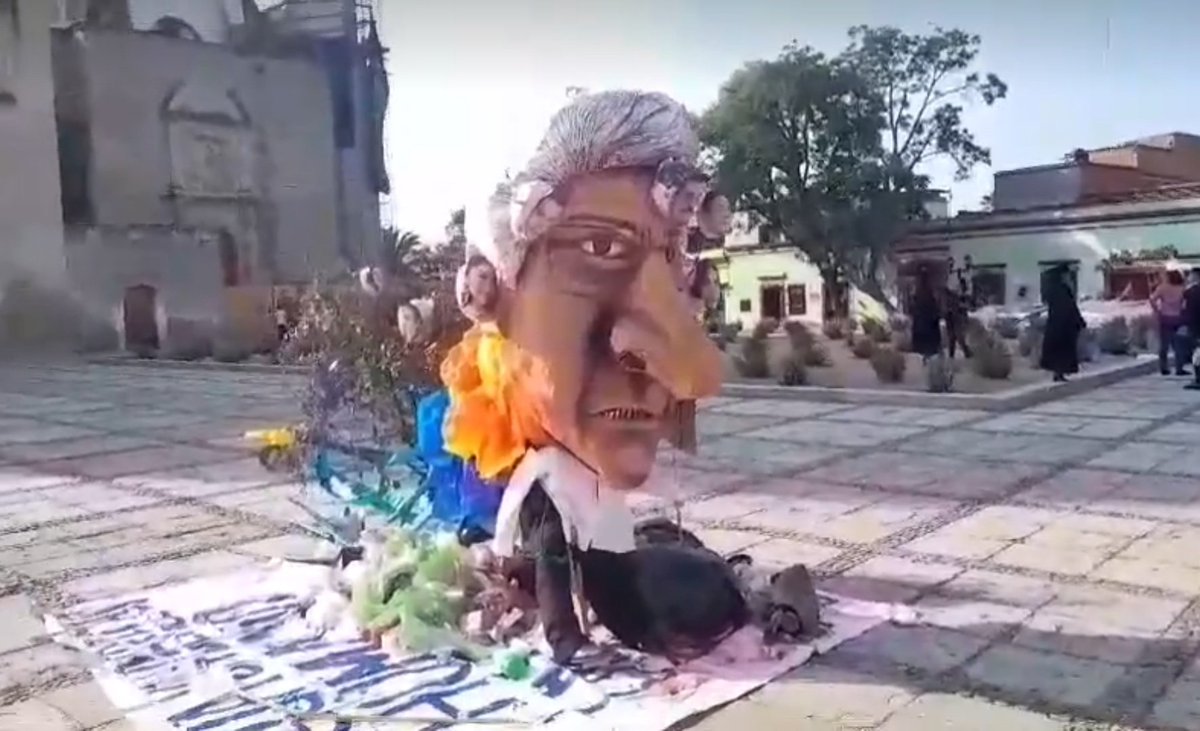 #Enterate | Las protestas del maestro Markoa Vásquez en el atrio de Santo Domingo de Guzmán en la Ciudad de #Oaxaca. Así manifiesta su inconformidad contr sus autoridades. ¿Adivina usted quien es? #Noticias #BuenosDíasATodos #BuenDía #BuenosDías