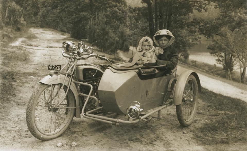 Mother and daughter on a sidecar, 1910s.

'  A wonderful moment in time  '  💞