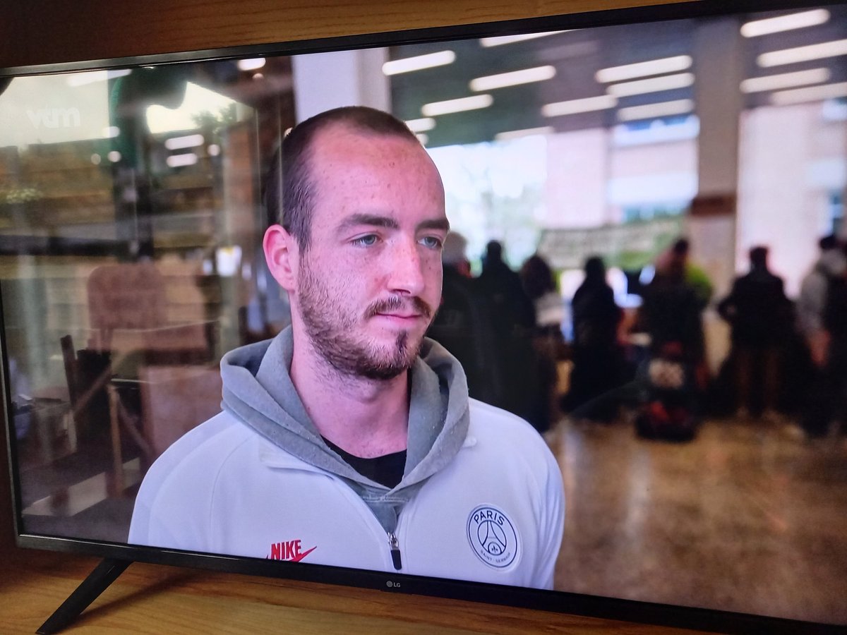 TOverstraeten's tweet photo. Is dat op @VTMNIEUWS #vtmnieuws nu een woordvoerder van de pro-palestijnse studenten aan de @ugent, met een shirt aan van PSG? (Qatar, mensenrechten.. iemand?) . Dit is toch een grap? https://t.co/9VIUeKLLYV