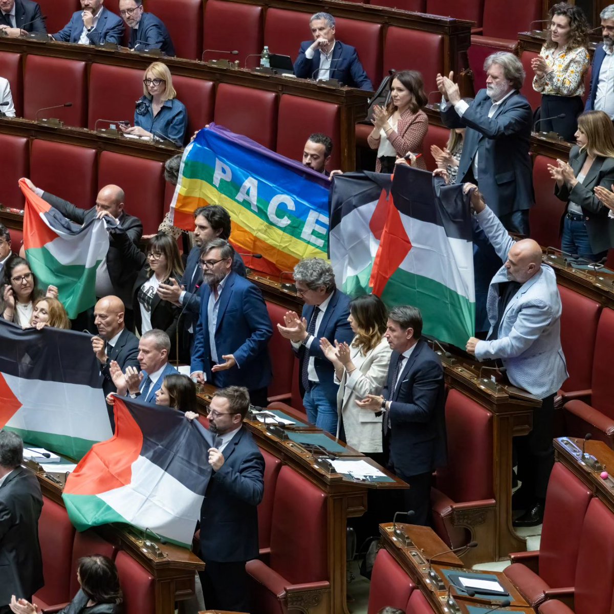 È tempo di uscire dalle ambiguità, l'Italia deve riconoscere lo stato di Palestina come chiede la mozione del M5s e cominciare a sanzionare Isreale per fermare il massacro a Gaza.