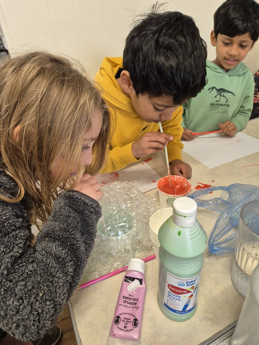 EPSEdventures's tweet photo. Today's Edventurers blew lots of paint bubbles to make their masterpieces 🎨🖌 #EPSInspire #Edventures #holidayclub https://t.co/OVWxS3qtM7