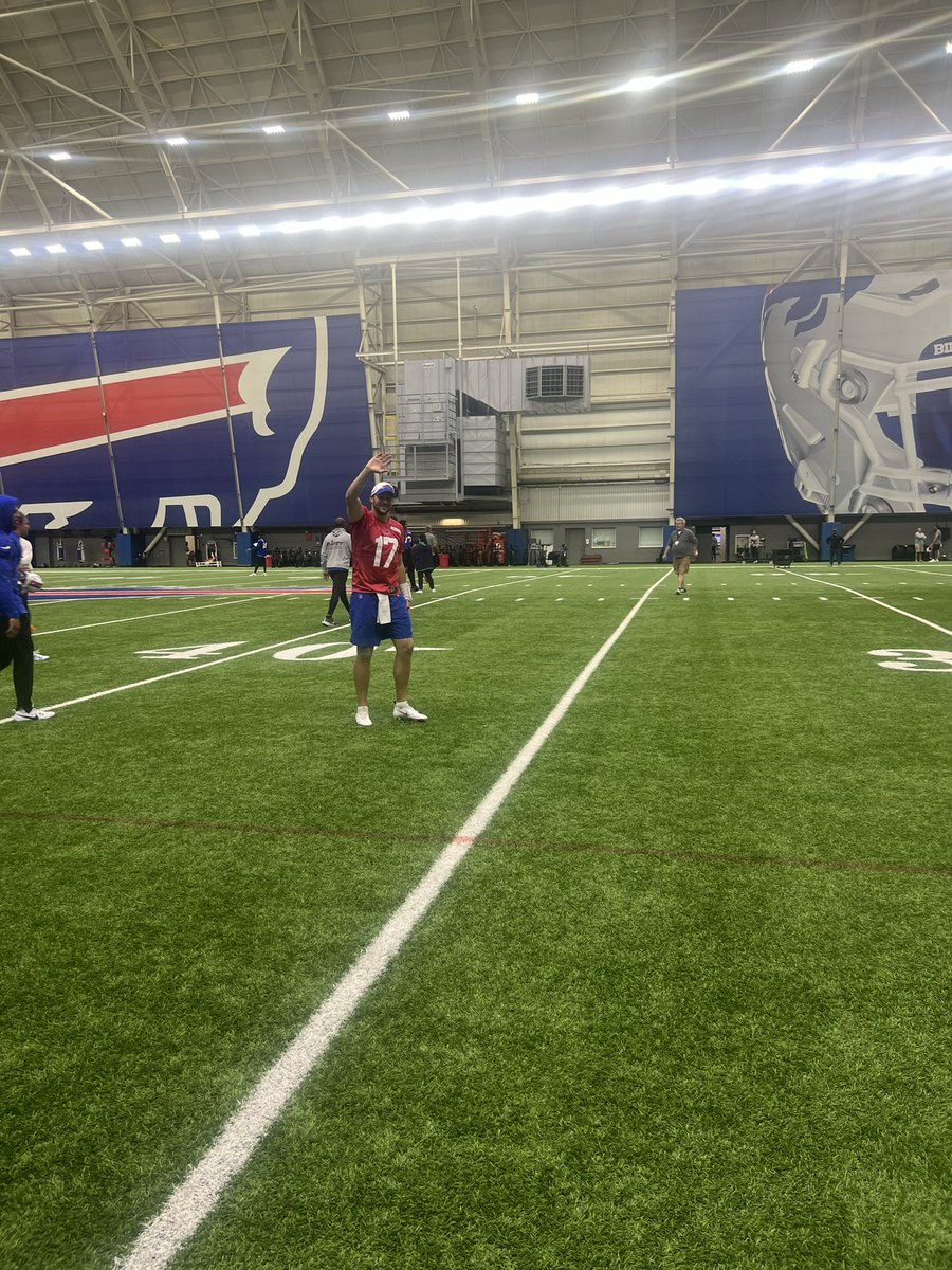 Matt_Bove's tweet photo. Josh Allen trying to distract Dalton Kincaid during his press conference. https://t.co/Pqc5U16hOq