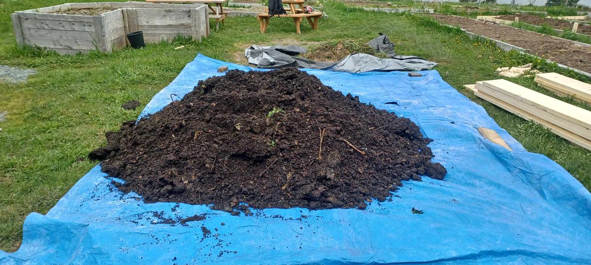 We delivered a truckload of compost late last week to @MemorialU's Community Garden. This compost started out as kitchen waste from the campus dining hall! #TeamMemorial #LetNatureNurtureYou