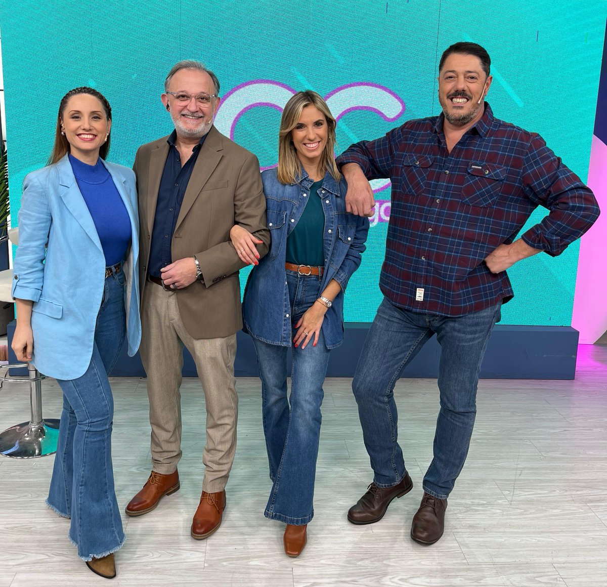 Salió el Sol y ellos ya están al aire, ¡mejor martes imposible! ☀️😄 Este equipazo está pronto para divertirse y acompañarte en #AlgoContigo 📺