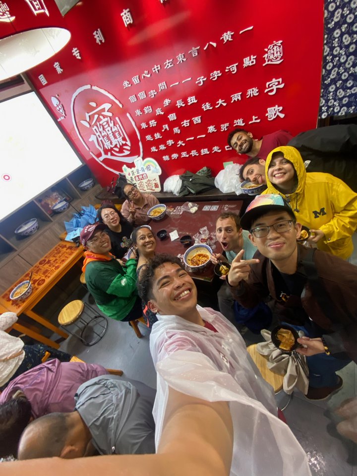 PKU1898's tweet photo. After a series of informative lectures in Beijing and fascinating visits to industry giants, the #PKUGuanghua School of Management's #DoingBusinessinChina Programme (#DBIC) traveled to Xi'an. Our participants enjoyed the city's vibrant life.✨ https://t.co/F4aGn5tcRQ