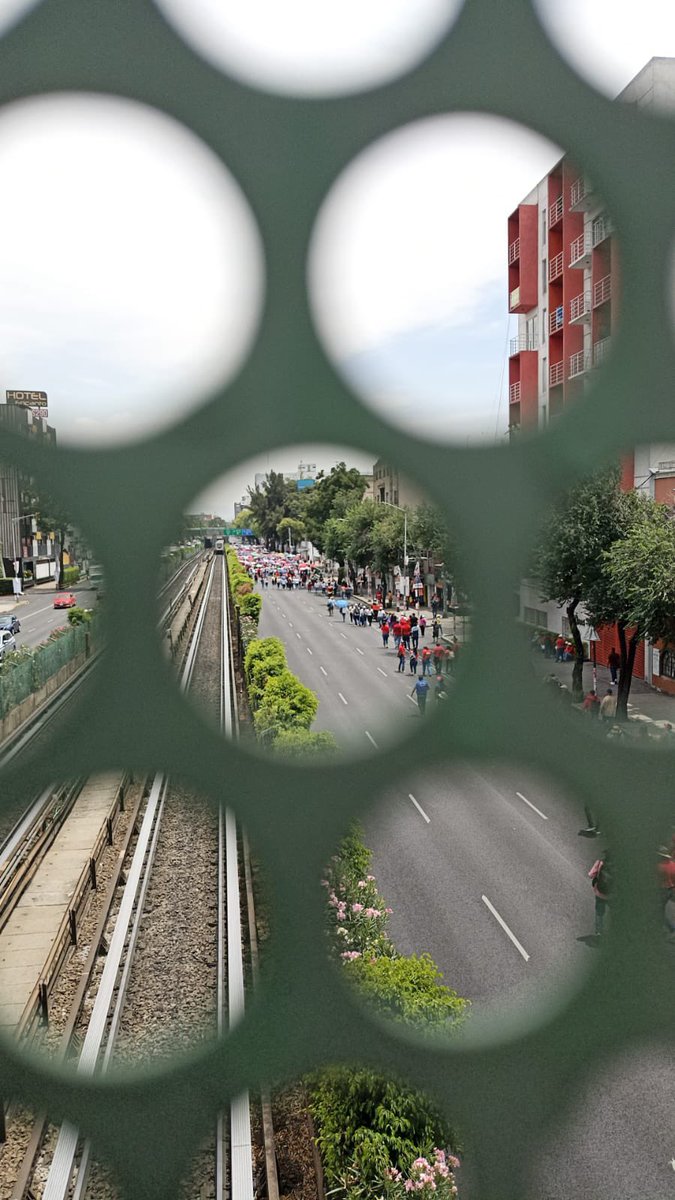 arrobaandrees's tweet photo. Mi mamá tomó esta foto en una manifestación de maestros. Quien la viera tan cinematográfica a la chica. https://t.co/T74eT7c3VP