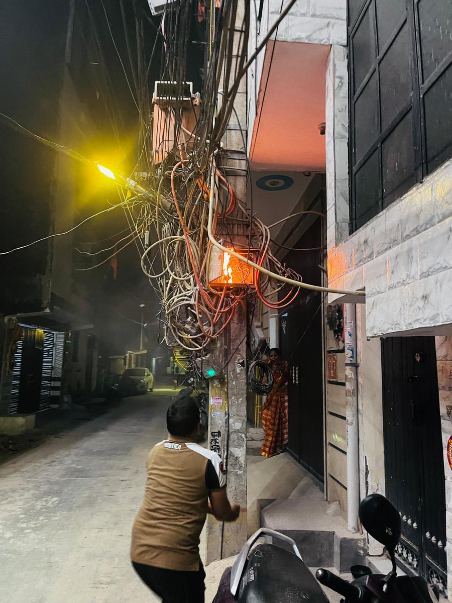 StoryUncut's tweet photo. Daily condition at night in bhagwati garden ext. Area near dwarka mor. No step taken by @bsesdelhi  #powercut https://t.co/MrcAPf2cNV