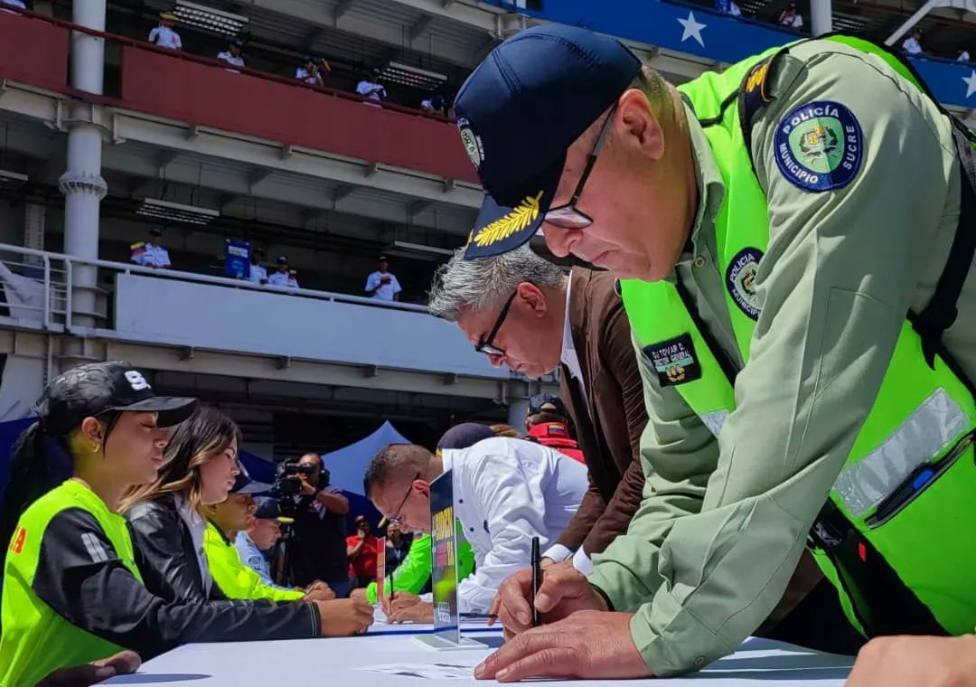 Desde la Unes se llevó a cabo la consignación nacional de las firmas del Sistema de Seguridad Ciudadana y Gestión de Riesgo en contra del bloqueo criminal. La actividad contó con la presencia de nuestro ministro <a href="/remigioceballos/">Remigio Ceballos I</a> 
#PorLaPazDerogaYa
#BidenDerogaElDecretoYa