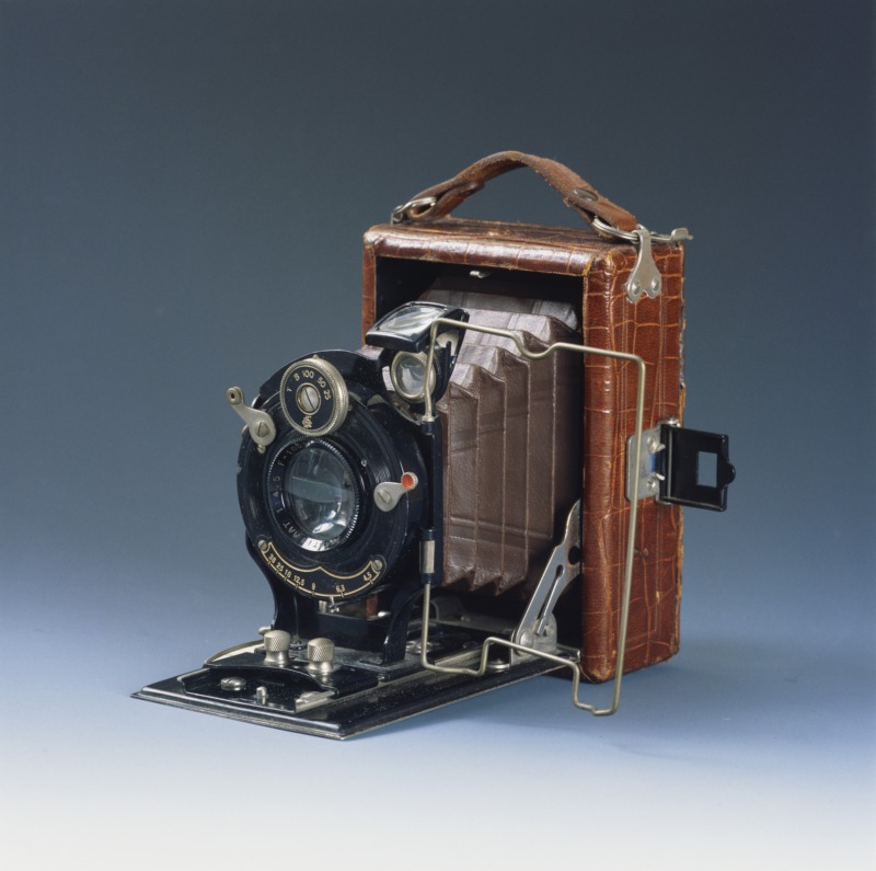 ArtsetMetiers's tweet photo. #Collections 📷
Qu'ils soient pliants, compacts à télémètre, bi-objectifs ou à soufflet, le #musée abrite une fabuleuse collection d'#appareil #photo 🤩
👉 À retrouver dans la collection Communication !
#communication #artsetmetiers #sciences #techniques #photographe #selfie https://t.co/J3huVFMOCW