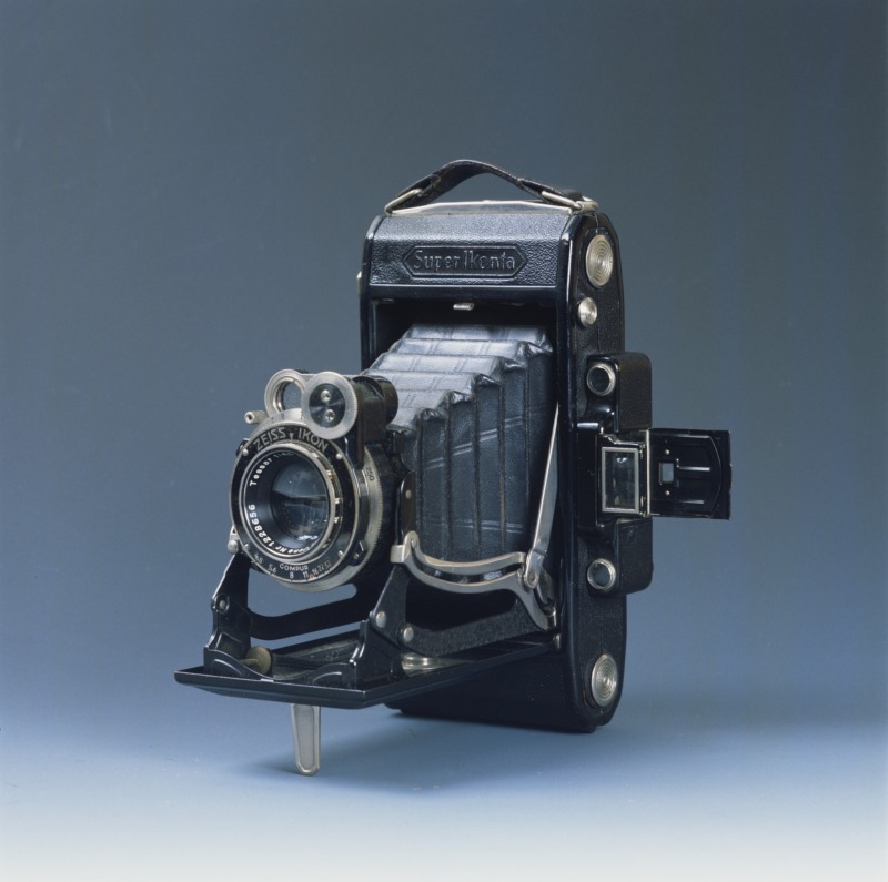 ArtsetMetiers's tweet photo. #Collections 📷
Qu'ils soient pliants, compacts à télémètre, bi-objectifs ou à soufflet, le #musée abrite une fabuleuse collection d'#appareil #photo 🤩
👉 À retrouver dans la collection Communication !
#communication #artsetmetiers #sciences #techniques #photographe #selfie https://t.co/J3huVFMOCW