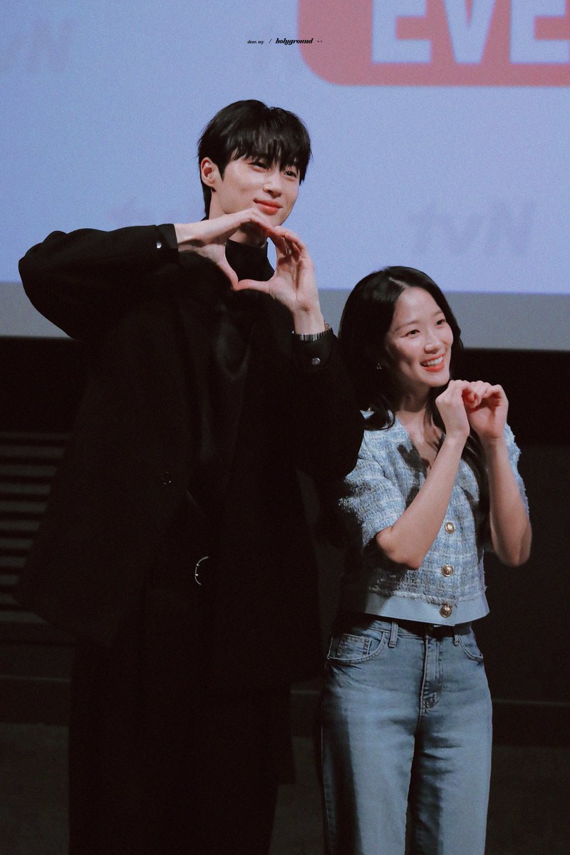 Holyground__'s tweet photo. 선재 업고 튀어 최종화 단체 관람 무대인사
#변우석 #김혜윤
https://t.co/JKa0uKZgY2 https://t.co/SSTmPfce2f