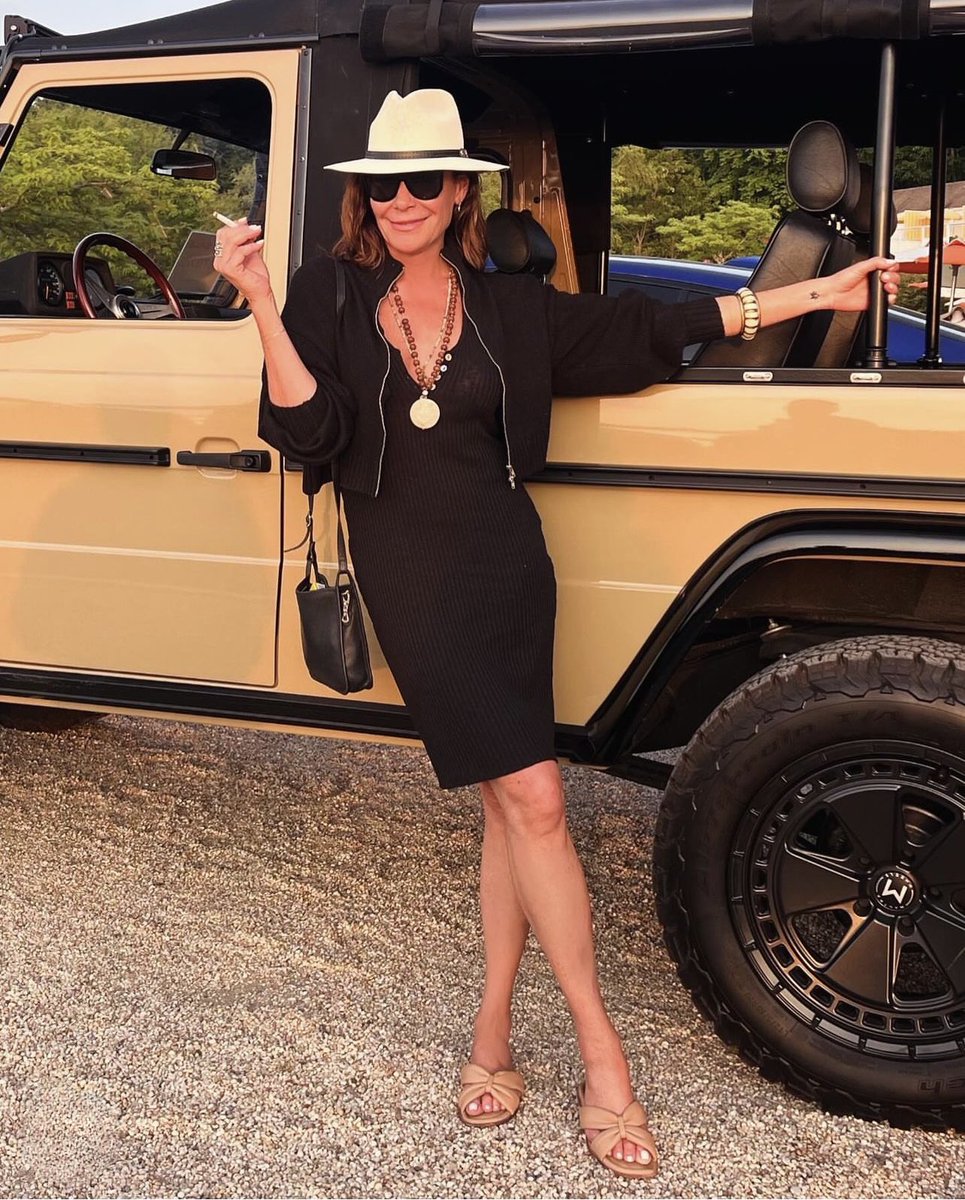 Get in loser, we’re going shopping 🚬 #RHONY