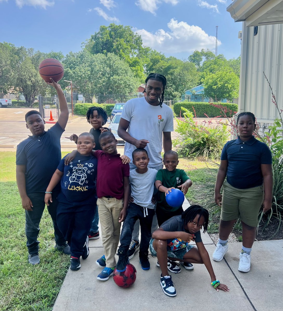 HopeFarmInc's tweet photo. LeDarian Bickems, Hope Farm alum, has joined our programming staff this year after graduating from the University of North Texas. How it started... how it's going.... can you find LeDarian in this old Hope Farm picture? https://t.co/Ry6umcNbhy