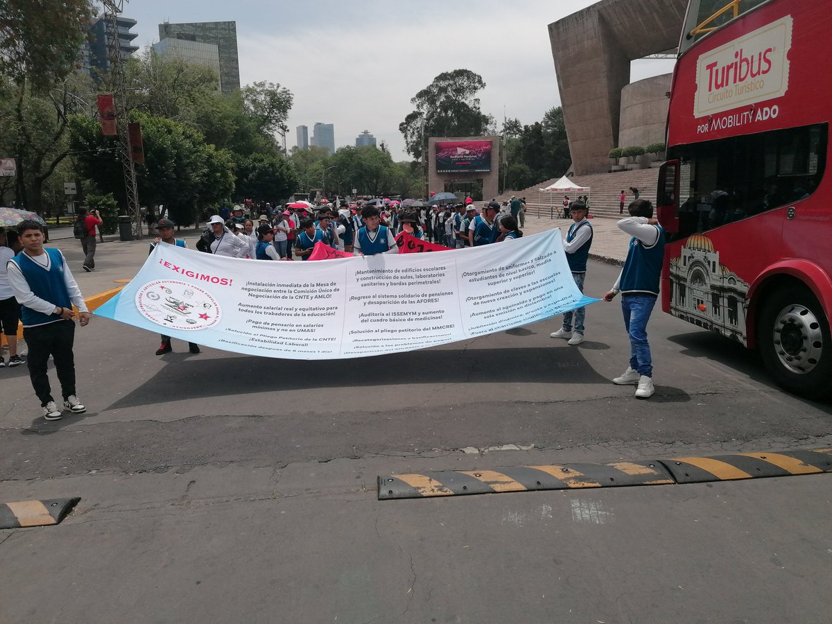 Magisterio Mexiquense Contra la Reforma Educativa marcha sobre Avenida Reforma para exigir solución a las demandas educativas.
#NoUsicamm #SalarioDignoYa #MMCRE #CNTE #SEI #CUJR
<a href="/AristeguiOnline/">Aristegui Noticias</a> <a href="/julioastillero/">Julio Astillero</a> <a href="/lajornadaonline/">La Jornada</a> <a href="/lhan55/">Luis Hernandez N</a> <a href="/levmx666/">Lev M. Velazquez Barriga</a>