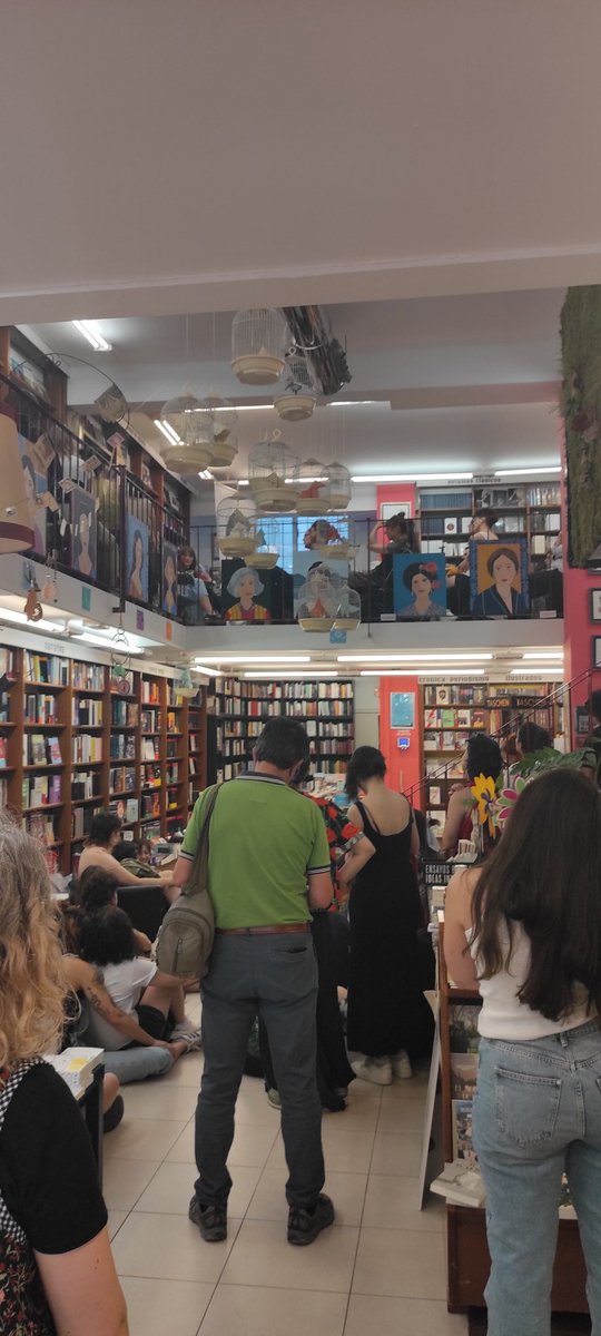 Allá arriba, a la izquierda, Sara Torres, acompañada de Marina Patrón, está presentando La seducción @ReservoirBooks @libreriasdezgz