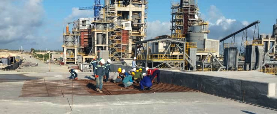Constructores de la Empresa de Obras de Arquitectura No. 37 [@ecoa_37) de #Cienfuegos, trabajan en la colocación de acero de la losa nivel +15,350 del Objeto 261 en la Fábrica de Cemento de Nuevitas. || Fuente: @IdalkisH || #CienfuegosPorMásVictorias
