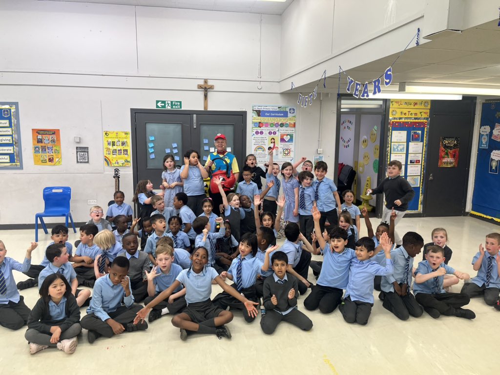 miss_bamford's tweet photo. Today we were so lucky to be visited by Artie from The Singing Kettle! We shared songs, dance moves &amp; many laughs 😁🎶🎤🕺

Thank you to @itisoncom for helping to give our little ones some unforgettable memories ❤️

@stpaulwhiteinch 

#community #singingkettle https://t.co/2qrRDlGWdm