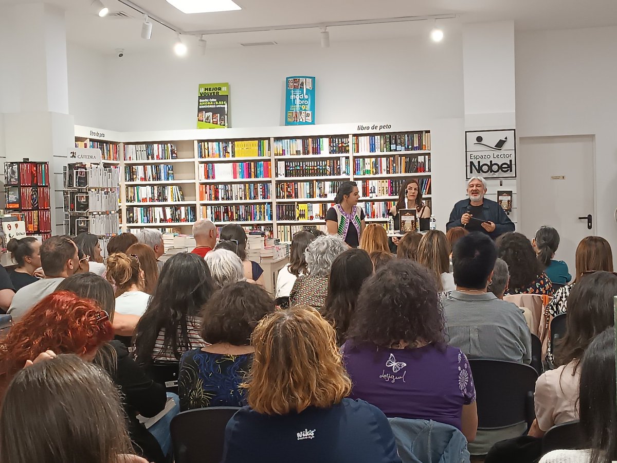 Pel de cordeiro na @LibreriasNobel de Ourense. A @LediciaCostas é a nosa 'Fúlner', moito a admiramos.