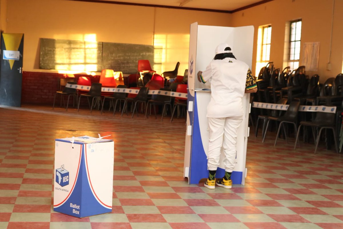 ANCFS's tweet photo. The Second Deputy Secretary General of the @ANCYLhq, Cde OG Olga Seate has cast her vote at Thabong Prinary School in ward 30 Thabong, Welkom, Matjhabeng.
#FirstBallotVoteANC
#SecondBallotVoteANC
#ThirdBallotVoteANC
#IVoteANC
#LetsDoMoreTogether https://t.co/WLGpbD88oQ