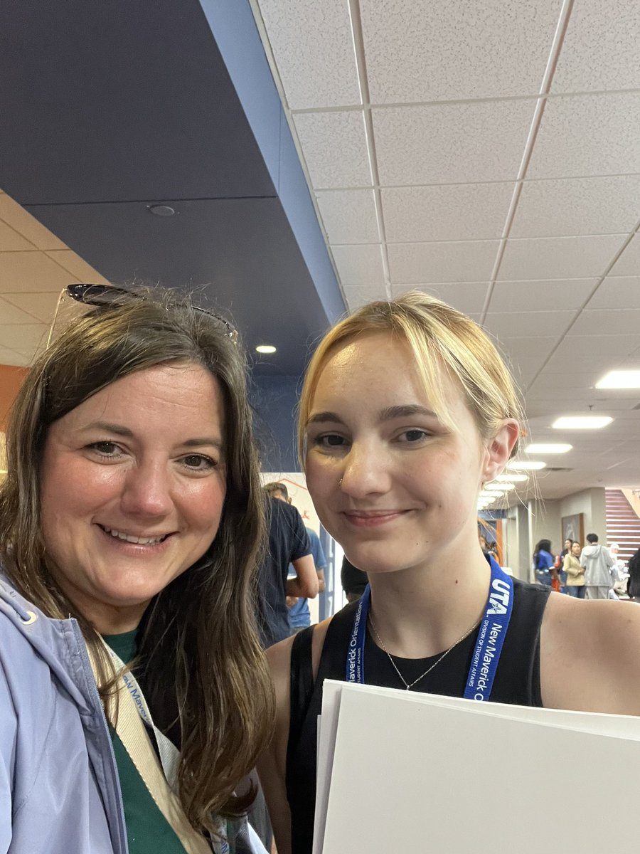 StephClay6128's tweet photo. Straight from graduation to orientation β€οΈ and of course she already met someone who studies reptile genetics...ππ¦#utaorientation https://t.co/K0DeSn1OTU