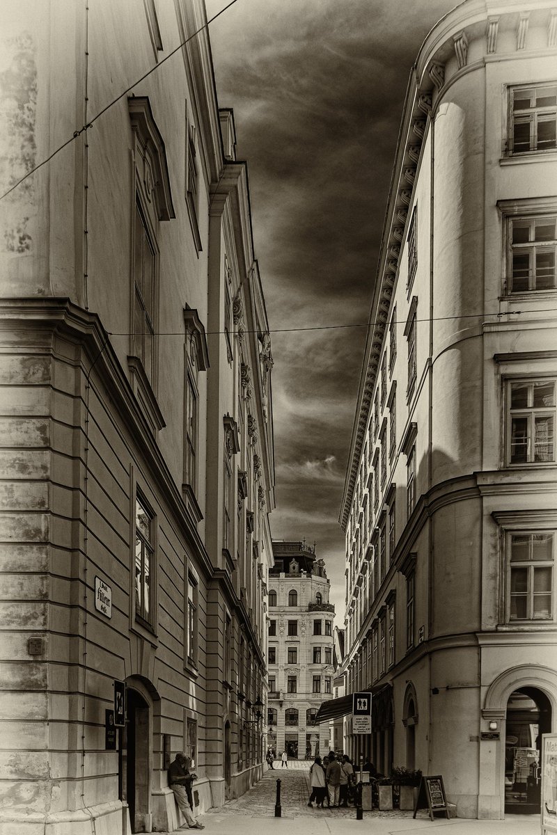 #Wien #blackandwhitephotography #Monochrome #photographycommunity #bw    
Narrow streets of old Vienna. Fütterergasse ('Feeder Lane') is named after the animal food sellers established there. I hope that you have a nice day. Good night from Vienna 🇦🇹, see you tomorrow 😊🌹🙋🏼‍♂️