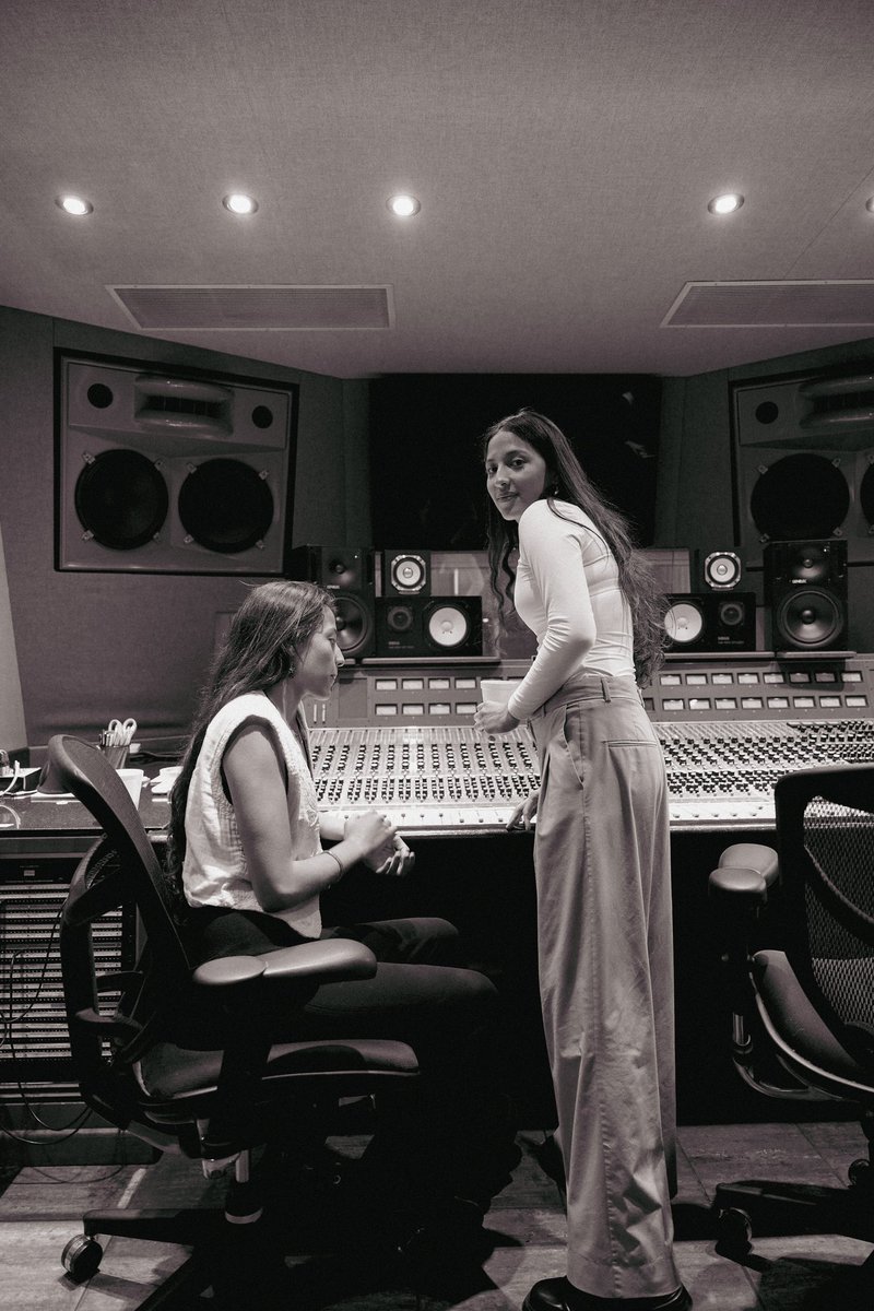 después de más de 1 año sin sacar música nueva, andamos muy felices y con muchos nervios y cosquillas… la verdad es que tenemos  muchas ganas de compartirles todo lo que hemos estado trabajando con mucho amor 🩵 se siente como si estuviéramos sacando música por primera vez!