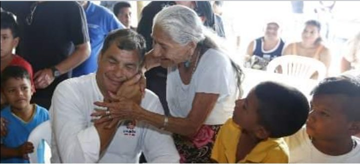 Hay 2 clases de Presidentes: 

Los que gobiernan para el capital! y los que GOBIERNAN PARA LA GENTE❗️

🇪🇨La grandeza de @MashiRafael RAFAEL CORREA siempre ha radicado en su humildad ❤️