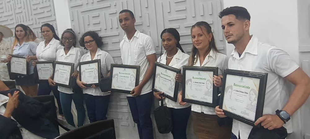 Hoy en la Plenaria de Enfermería del Hospital General Universitario Dr. Gustavo Aldereguía Lima de #Cienfuegos se entregaron reconocimientos a nuevas generaciones y a profesionales con años de dedicación. ¡Un homenaje a la entrega y consagración!
#CienfuegosXMásVictorias