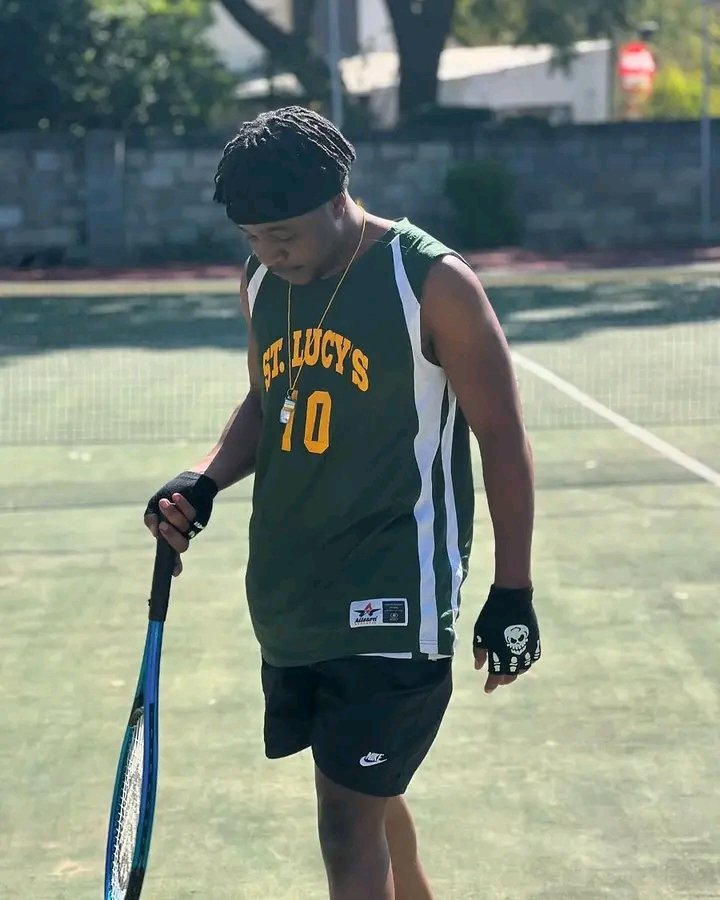 Holy ten anzii aenda, kunotamba tennis here?Murikumuiita sei?