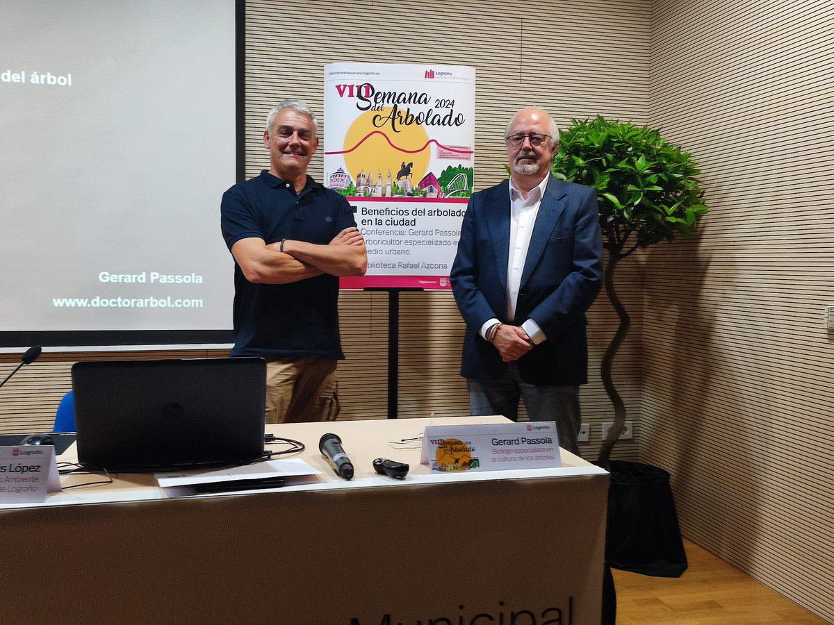 🌳🌲| El concejal de #MedioAmbiente, @jlopezalo, ha presentado esta tarde en la @bibliorazcona la conferencia de Gerard Passola ‘Beneficios del arbolado en la ciudad’, actividad incluida en el programa organizado con motivo de la VIII Semana del Arbolado.