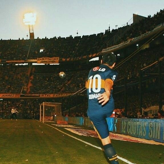 Impresionante foto de Román tirando un córner. Una maravilla.