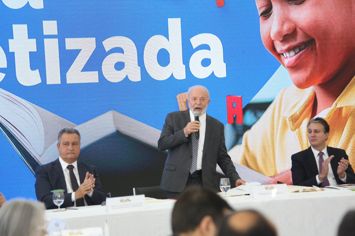 IzoldaCelaCe's tweet photo. Divulgamos os resultados da 1ª avaliação censitária de alfabetização,durante a Reunião Compromisso Nacional Criança Alfabetizada com o presidente @lulaoficial,governadores e secretários de educação. O objetivo é garantir que todos os estados alfabetizem as crianças na idade certa https://t.co/RNk8aEUzz8