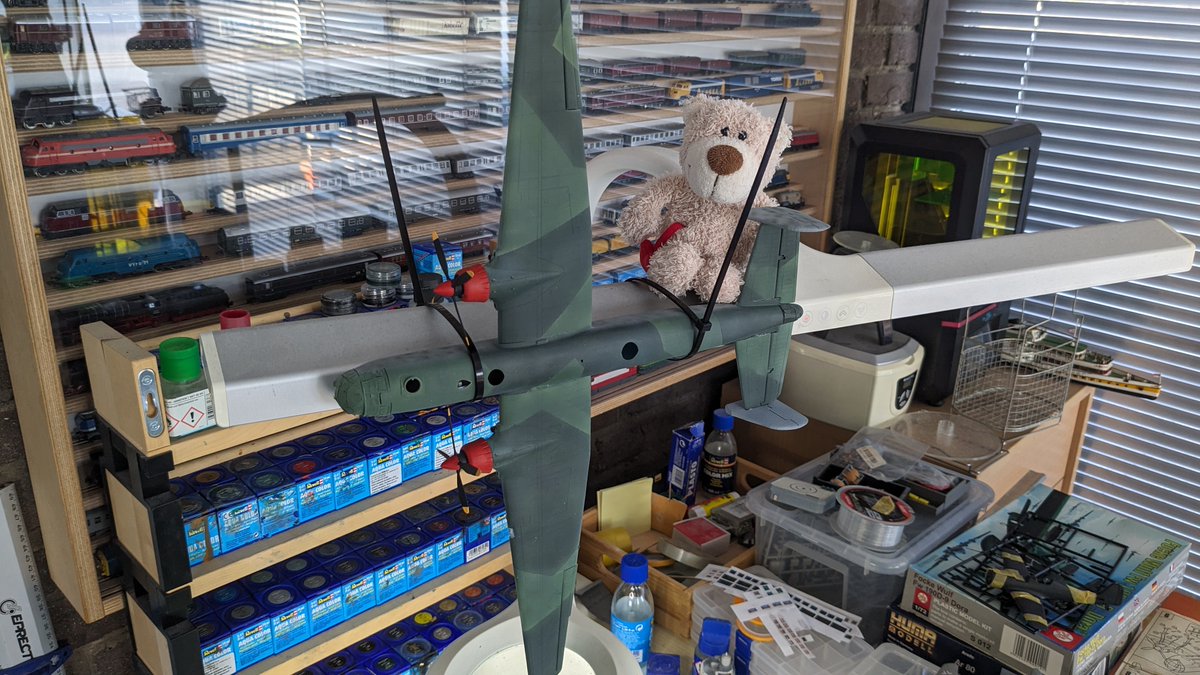 Scratchbr1's tweet photo. Sometimes, a bear needs unconventional ideas to solve a problem, but this is how the "upper" wing got in the correct position.

#Scalemodels #Whatif #3Dprinting #Airfix #Heinkel #He177 #Luftwaffe https://t.co/qHejhxIERT