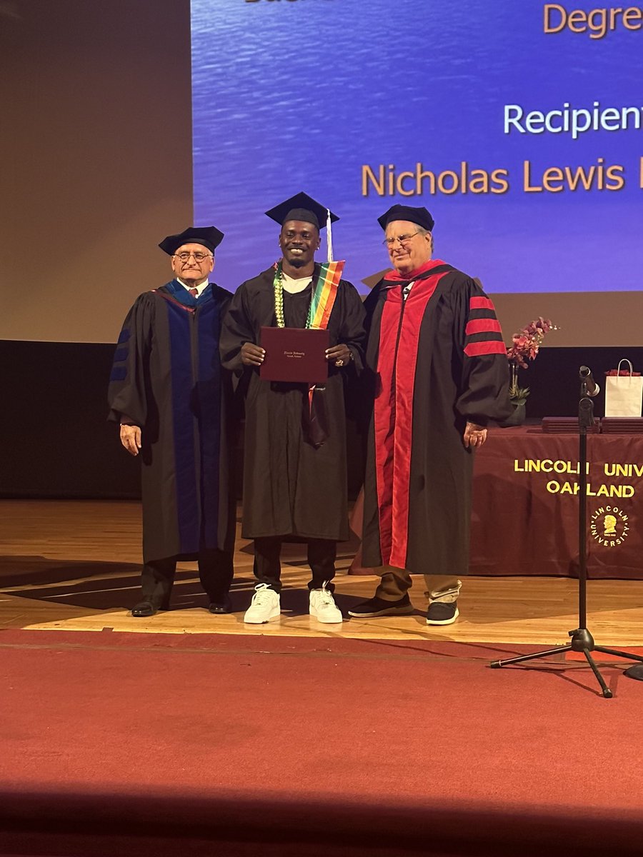 Congratulations to Lincoln Football alums Patrick Charles and Nick Patterson on earning their degrees this weekend! 

#TownBizz