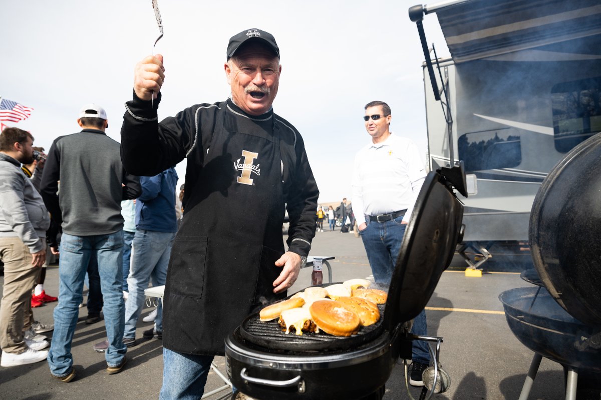 uidaho's tweet photo. The best burgers in town. #HamburgerDay #TailGate #UIdaho https://t.co/2BYs9Ip8Sw