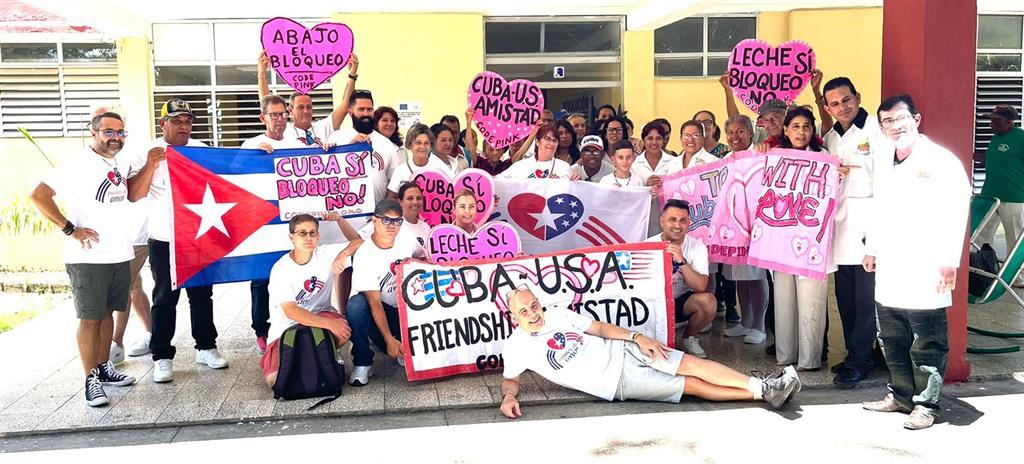 👏Puentes de Amor junto a Codepink y su ruta de solidaridad hacia #Cuba, esta vez entregan donativo a centros de salud en #LasTunas. 🤝 Gracias a ustedes que alzan sus voces en la lucha contra el bloqueo impuesto a nuestra isla. #MejorSinBloqueo
