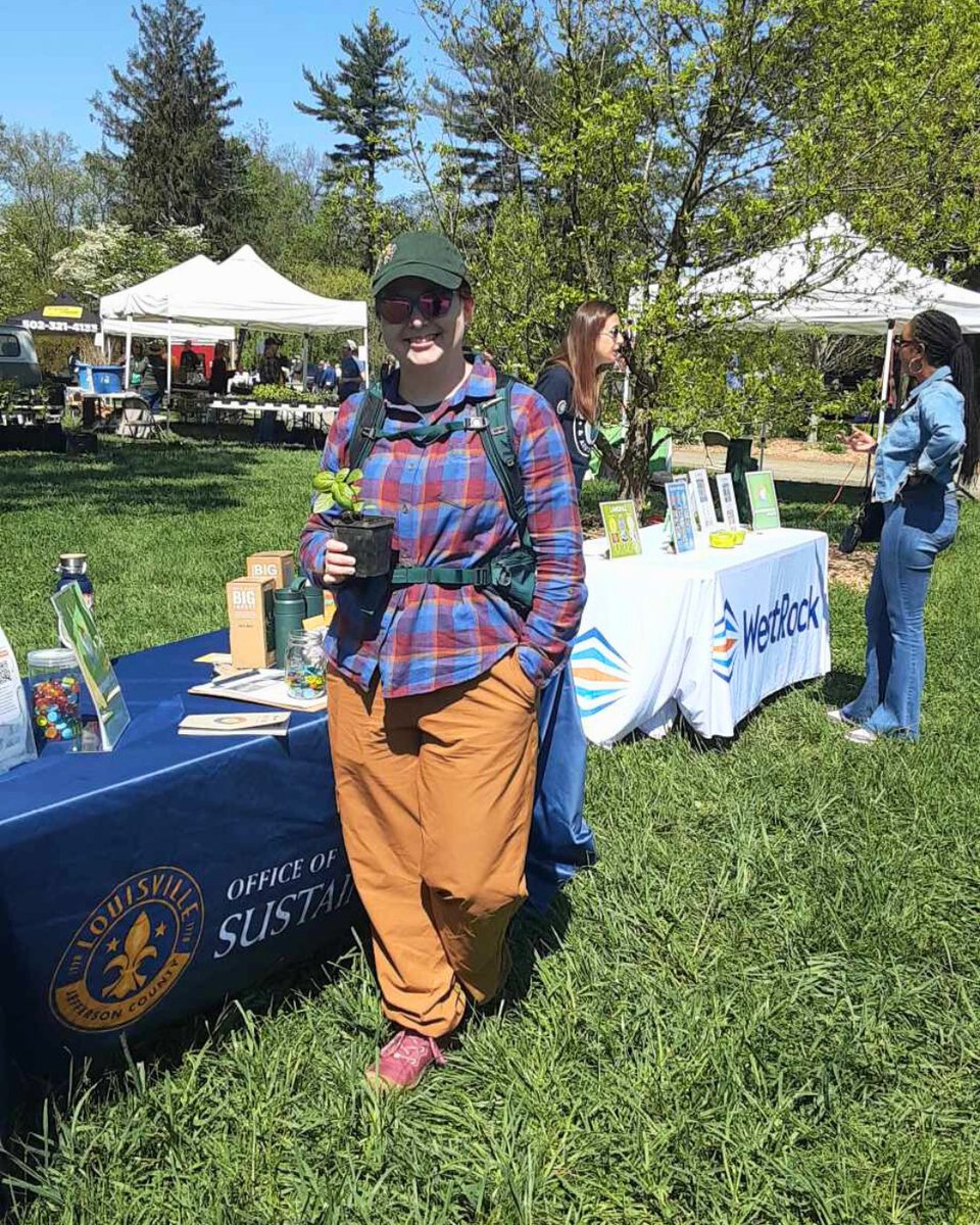 SolarizeLou's tweet image. It is always great to run into a satisfied Solarize Louisville participant! Don't forget to sign up to go solar by July 31. Attend the next Solar 101 Workshop with our vetted installer Pure Power Solar on June 1. Register at solarizelouisville.com.