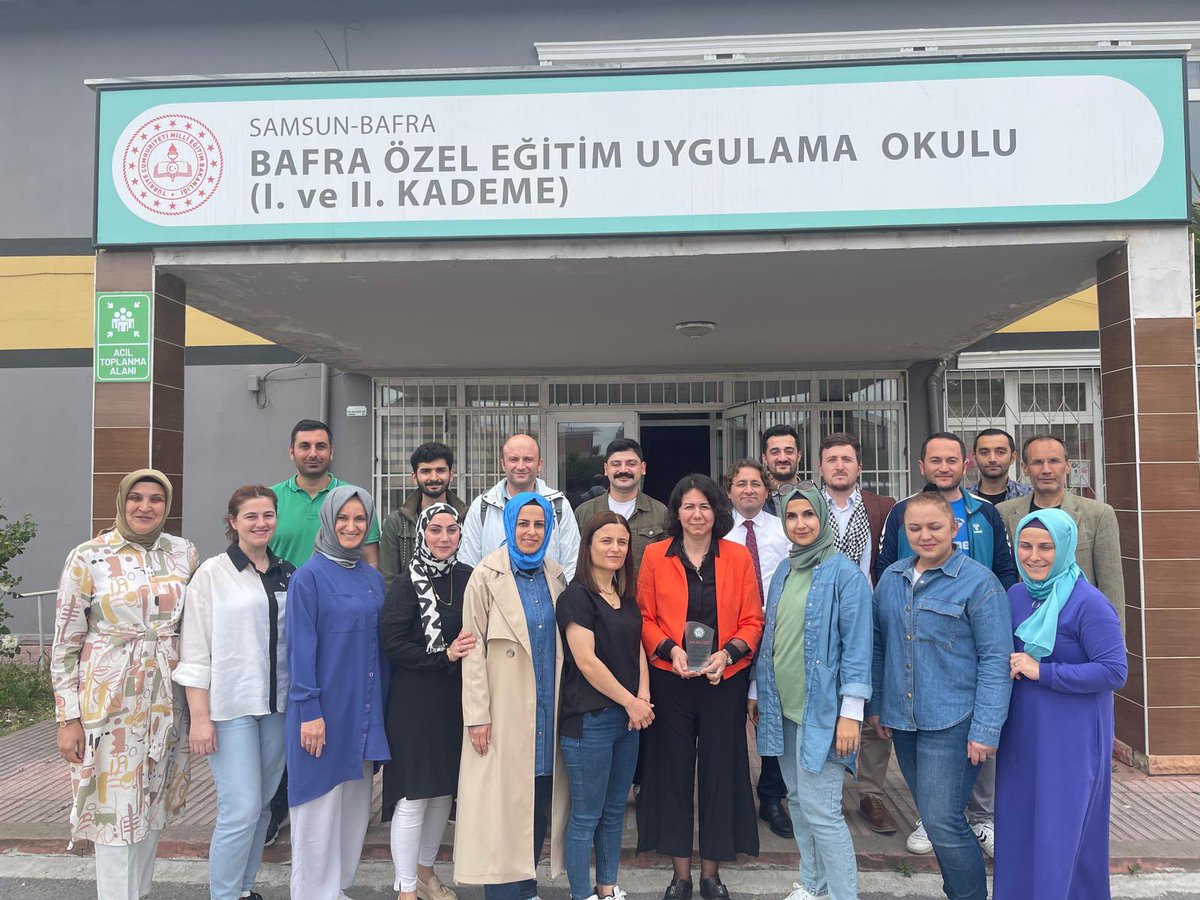 “oysa ben akşam olmuşum
yapraklarım dökülüyor
usul usul
adım sonbahar”
(Attila İlhan - Adım Sonbahar)

Okulumuzu bir çınar ağacına benzettik hep. Ve o çınardan bir yaprak daha düştü.
<a href="/2_elebi/">mine çelebi</a>