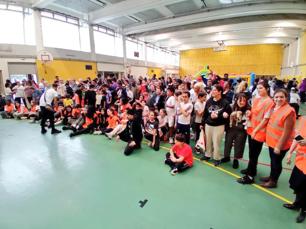 Des olympiades incroyables à @Ville_BoulogneB aujourd'hui avec les enfants de l'école Thiers, les résidents des foyers @Unapei92, les élèves de l'IME Solfège, les lycéens d'Étienne-Jules Marey.
🥇Médaille d'OR pour cette joie partagée de rire, s'amuser et faire du sport, ensemble