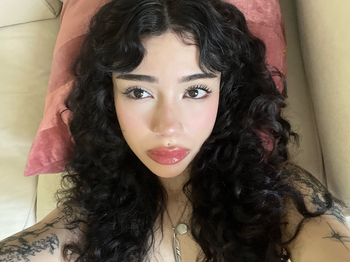 😇 (@200120_01) on Twitter photo 