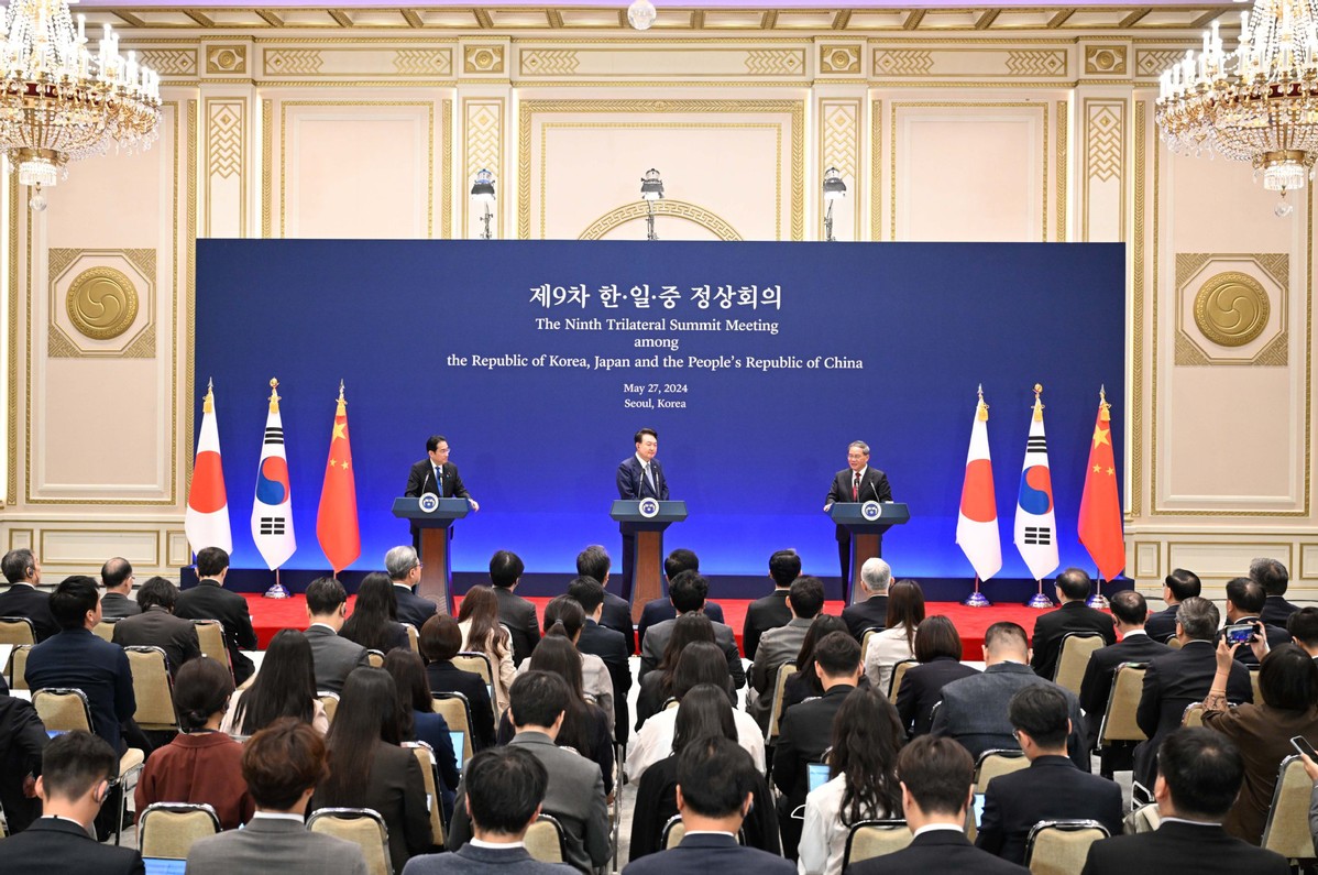 At the 9th China-Japan-ROK trilateral summit meeting in Soeul, the three countries agreed to cement trilateral cooperation, and reiterated that amity and mutual trust should be the key tone of the trio's relations to benefit themselves as well as peace and prosperity of the