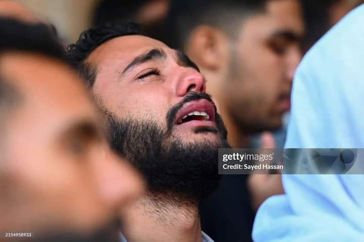 Les funerailles du martyr #AbdallahRamadan du village d'Aljamayyin_Fayoum-Egypte.
Martyr de #Rafah
/Sans presence officielle ou militaire!
*Paix à son ame.