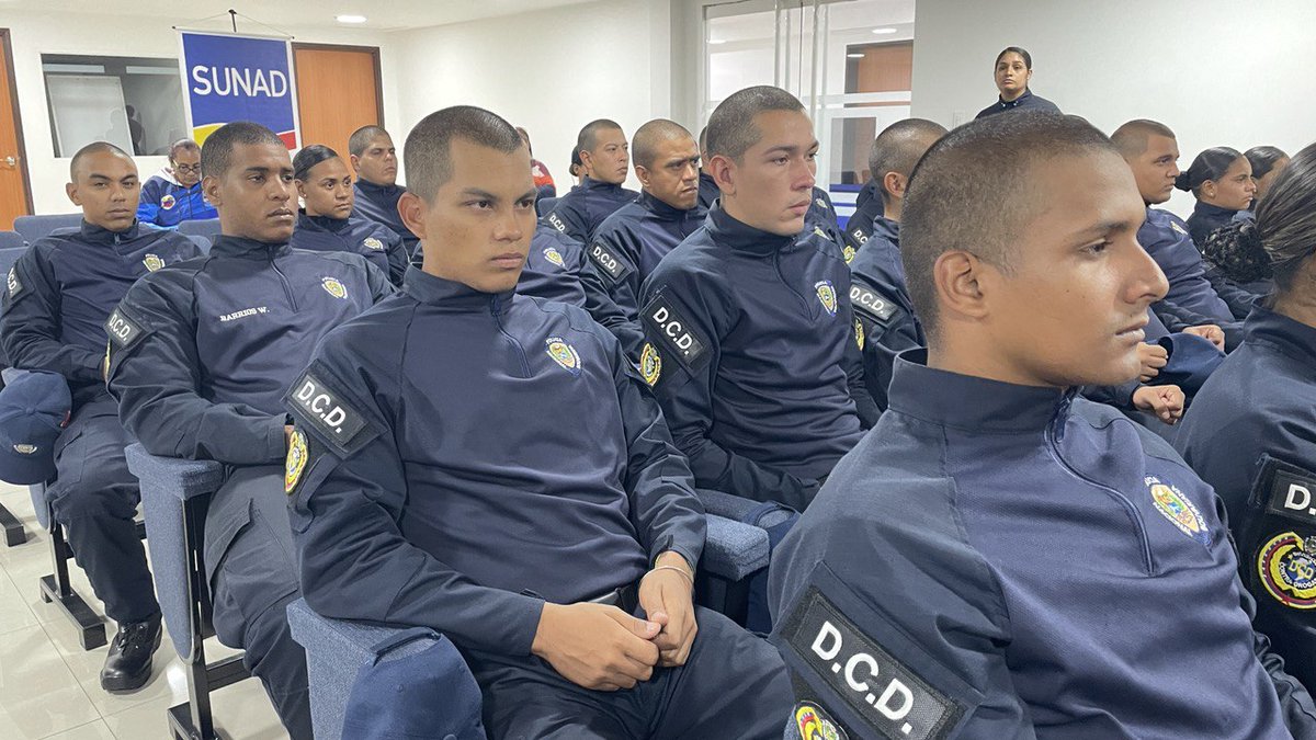 El MG <a href="/LopezvargasR/">MG. Richard López Vargas</a> felicitó a los funcionarios de la IV Cohorte de Agentes de la División Contra Drogas PNB y el <a href="/viceporlapaz/">VICEASUNTOSPARALAPAZ</a> que integran el II Programa de Estudios Avanzados en Prevención y Tratamiento por trabajar para hacer la diferencia que apunte a una sociedad sana.